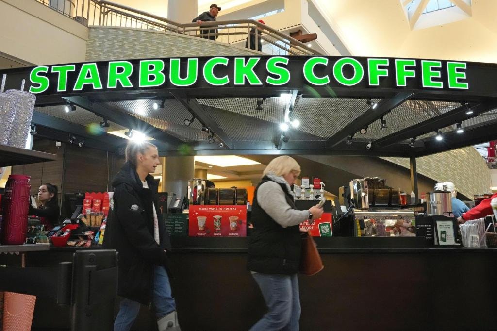 Starbucks to close hundreds of stores, from 900 workers