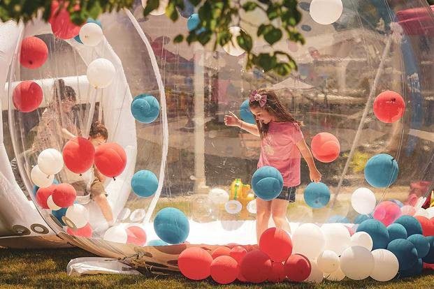 The military husband collects resources for the old warriors in the countryside, then throws a party to all bring them together together