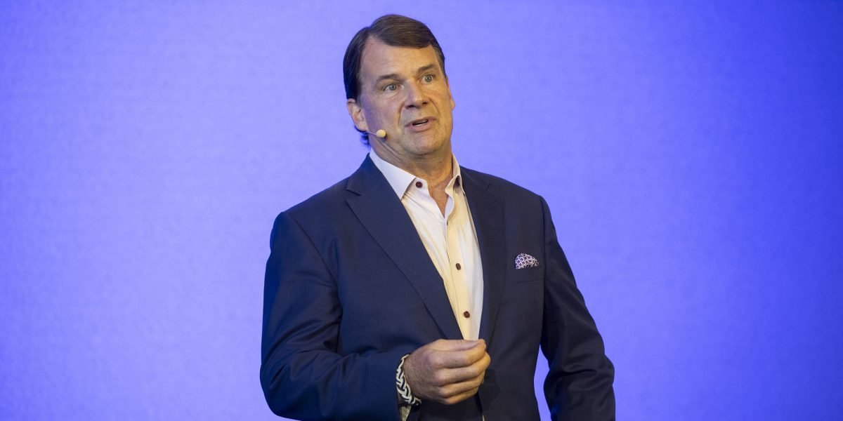 Ford Jim Farley CEO hopes to help artificial intelligence workers with blue collars, but "it is difficult to say that day"
