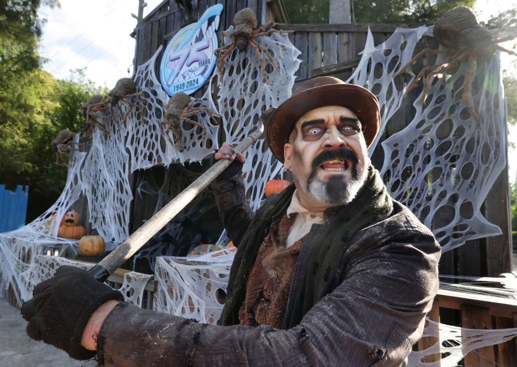 Gatorland Halloween stars movie haunt, capybara character
