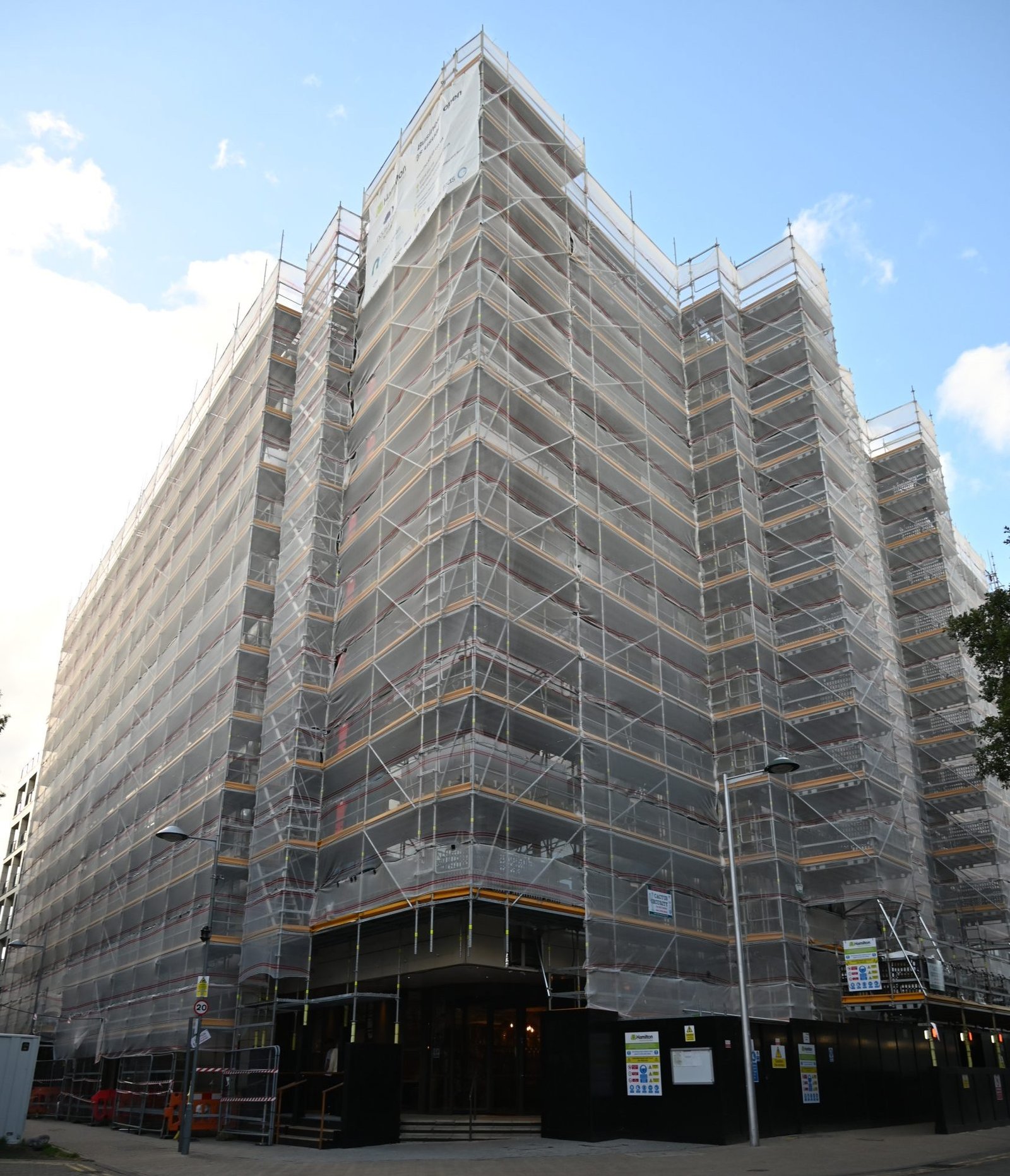 PERI UP system supports cladding treatment at Hilton Hotel