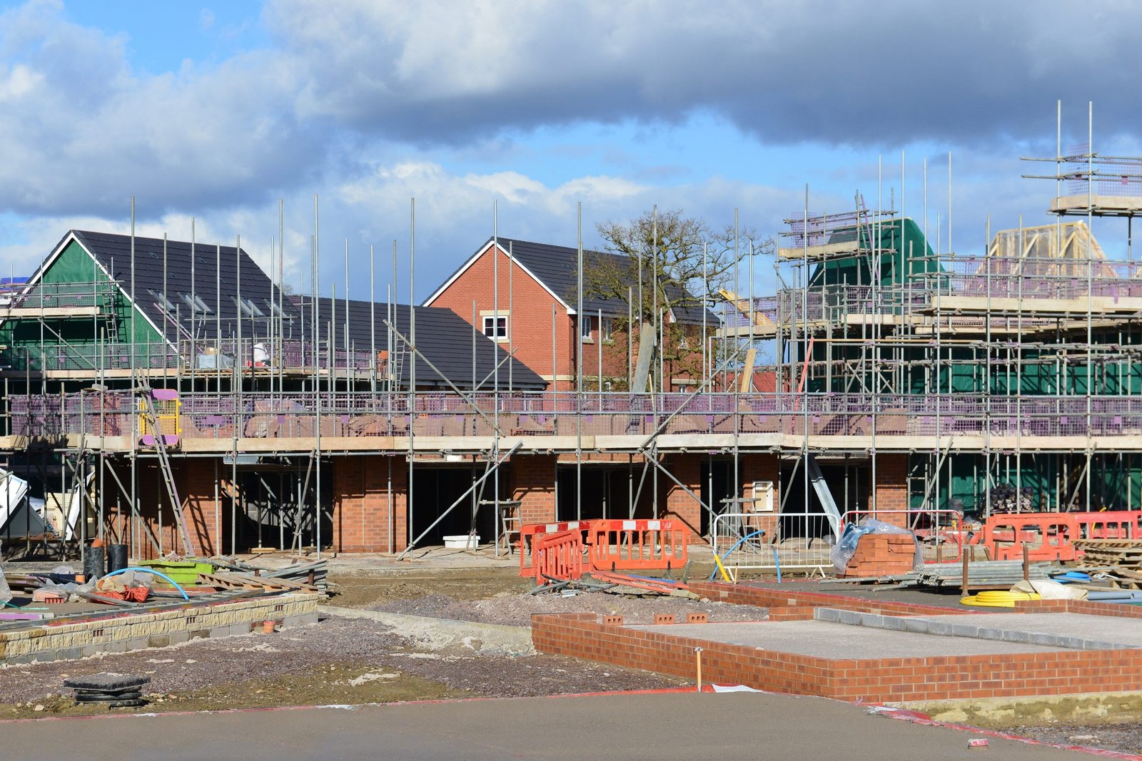 The construction begins to decline with the stumbling of housing confidence